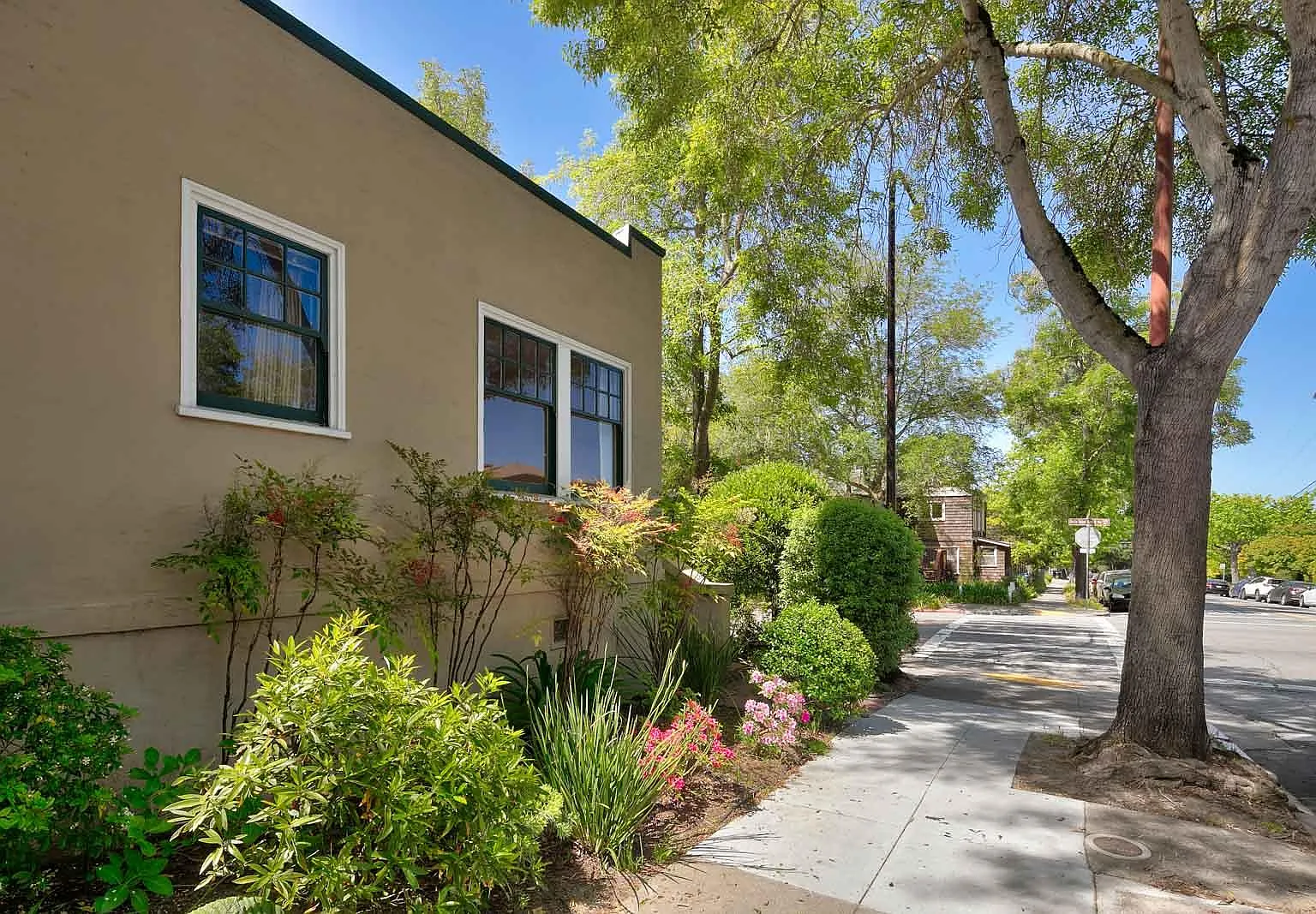 2 bed, 814 sqft, $3,950 — Photo 2