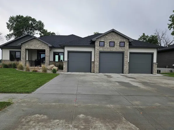 195 N Canterbury Cir, North Sioux City, SD 57049