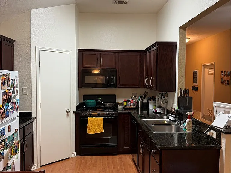 933 Crested Point Dr — Photo 3