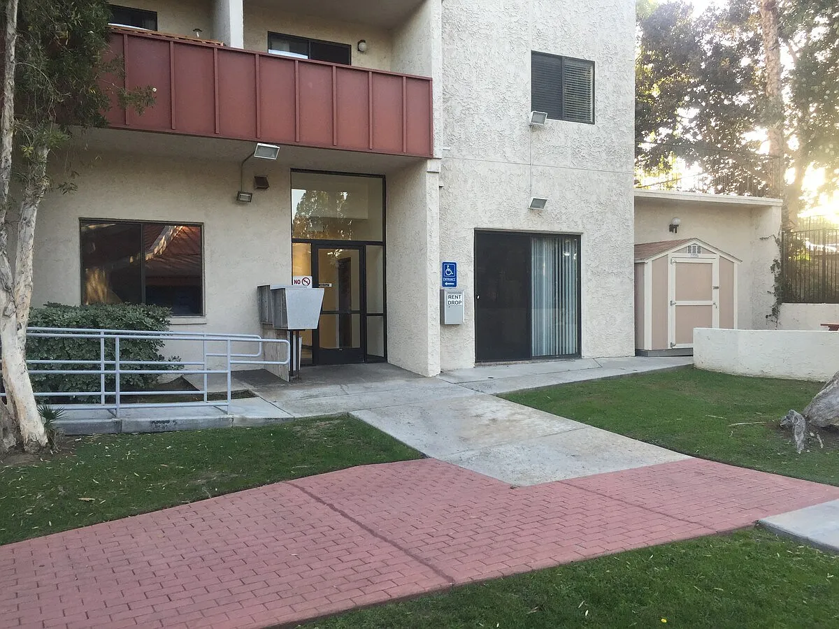 College Ave Apts. — Photo 1