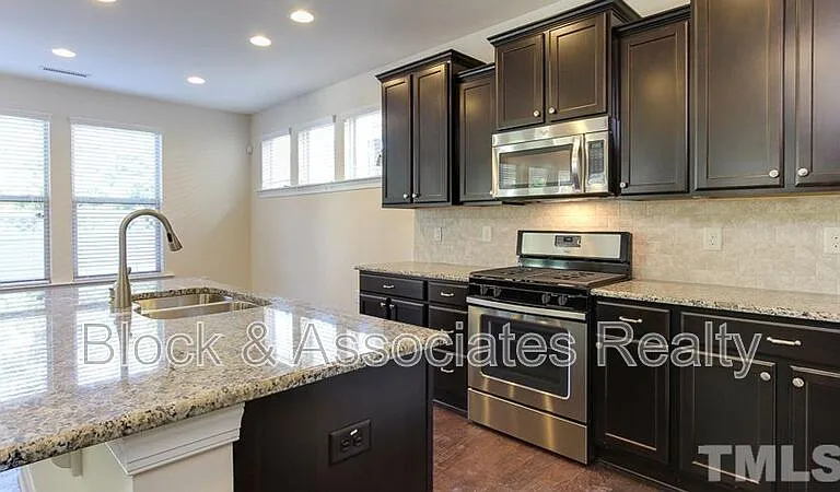 213 Begen St — Photo 4