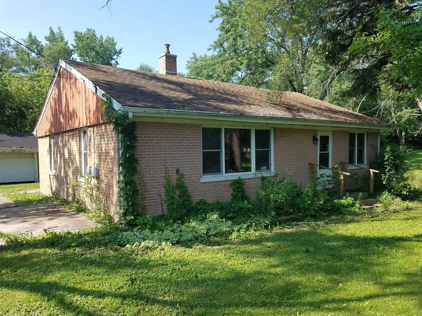 24W523 Lake St photo 1