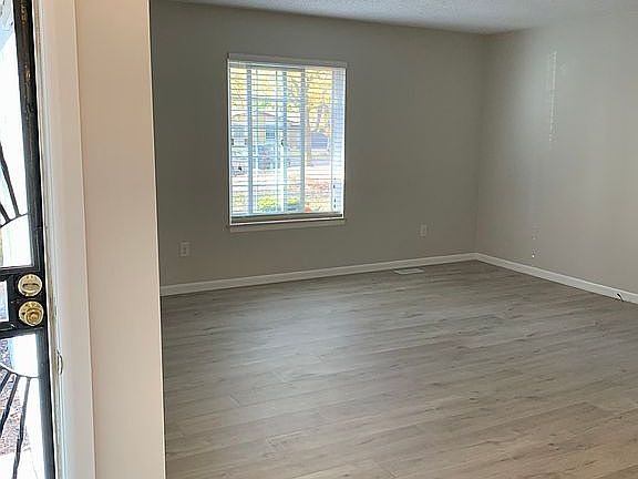 3rd image of 11001 Buchanan St
