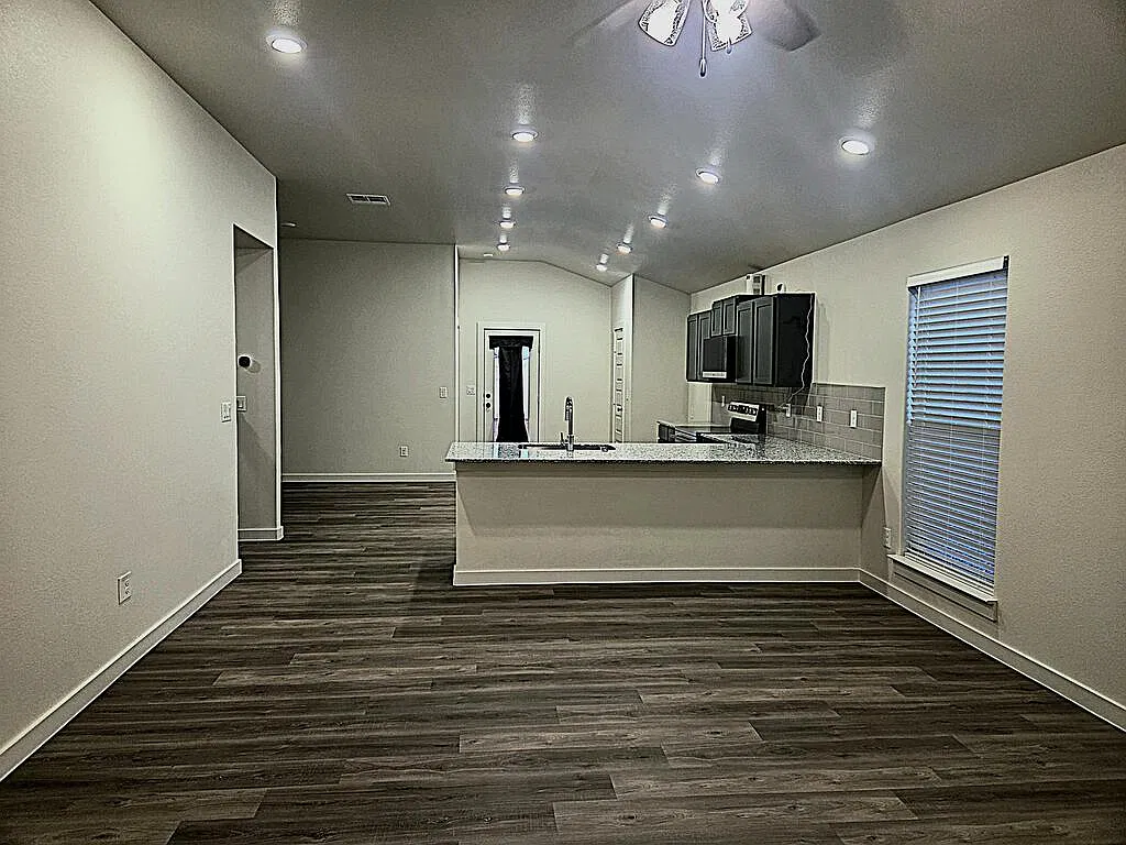 3 bed, 2.0 bath, 1588 sqft, $2,550 — Photo 2