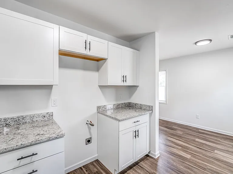 405 W Brooks Rd — Photo 5