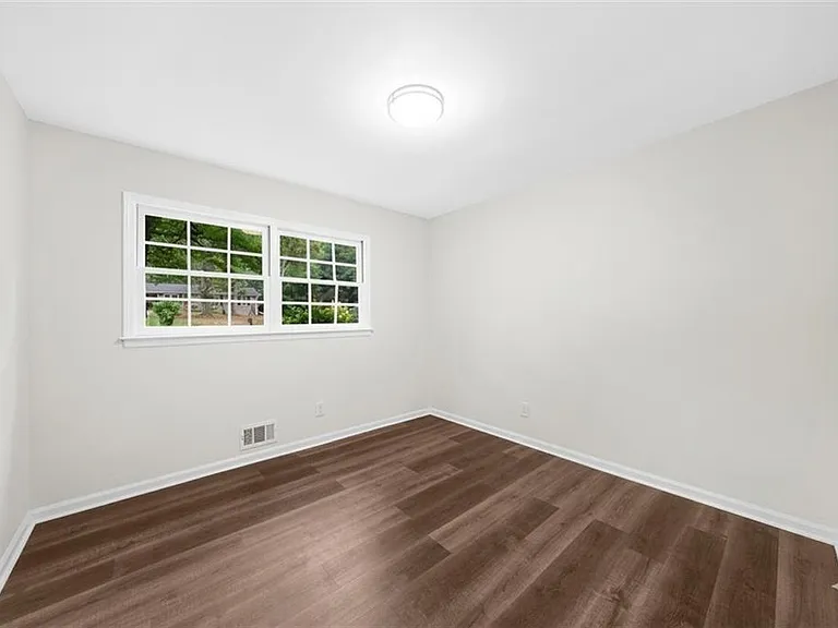 3022 Hillwood Dr — Photo 11