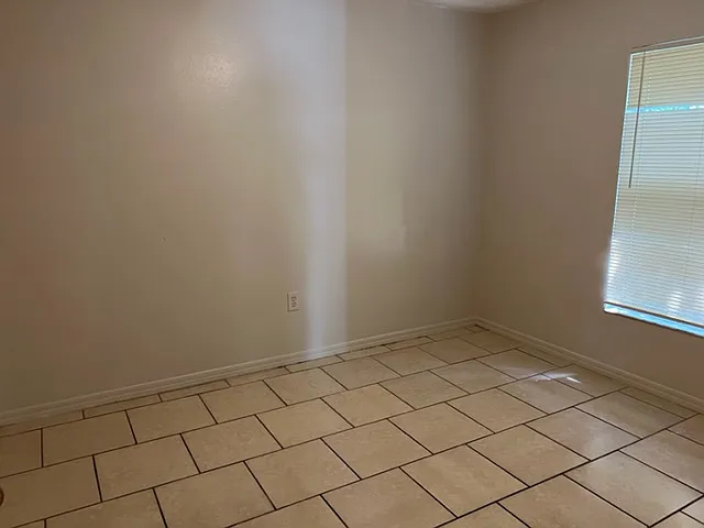 3 Bedroom - $1000 — Photo 4