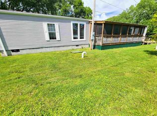 1011 Clan St, Flora, IL 62839