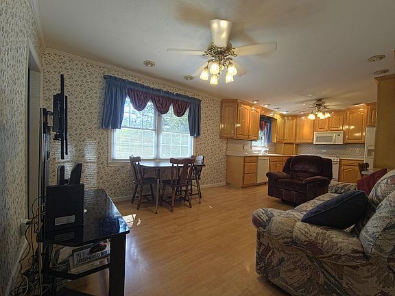 4th image of 548 Las Lomas Dr