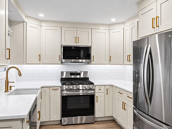 4th image of 492 Connetquot Avenue