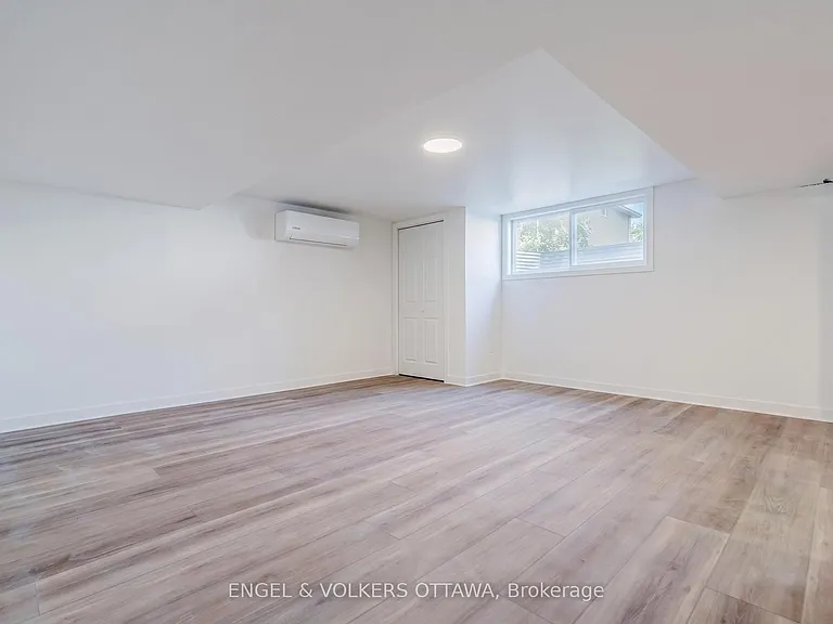 896 Pinewood Cres #3 — Photo 23