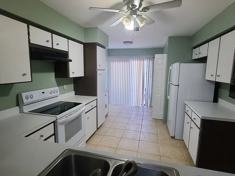 140 Laughing Gull Ct — Photo 3