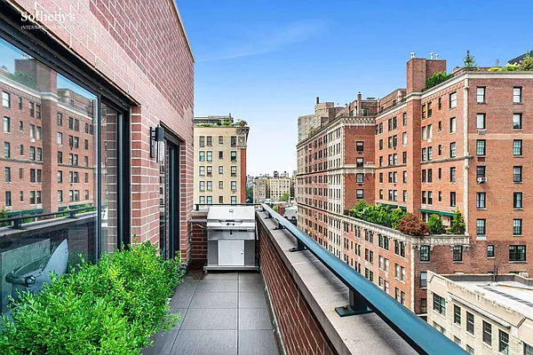 Sold by Sotheby's International Realty | media 11