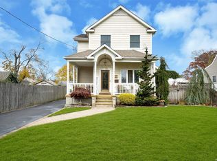 11 James St, Islip, NY 11751