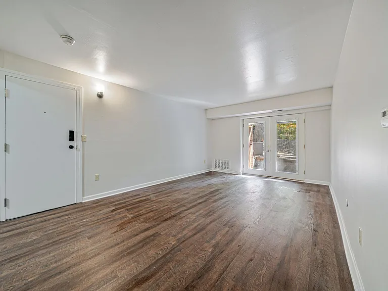 Brooklane Manor Apartments — Photo 68