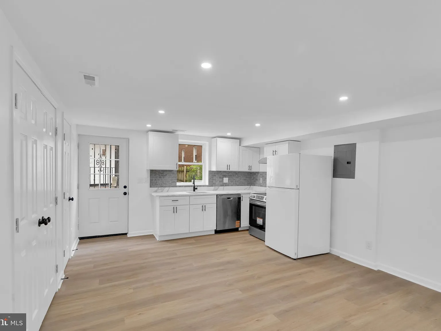 2 bed, 1.5 bath, 2585 sqft, $2,990 — Photo 3