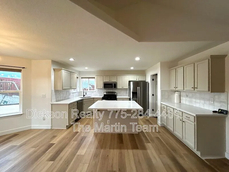 3 bed, 2.0 bath, 1617 sqft, $2,493 — Photo 2