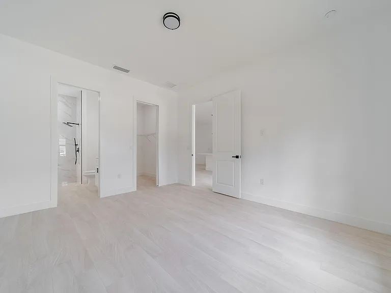 541 Ladd St — Photo 2