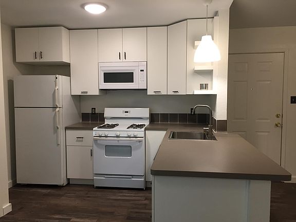 Kitchen. Brand new cabinets and countertops!