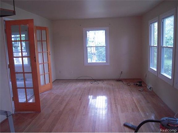 3rd image of 30901 Pershing St