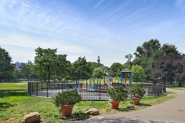 Rented by Red Apple Group | media 49