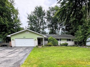 3239 N Shoreview Dr, Fort Gratiot, MI 48059