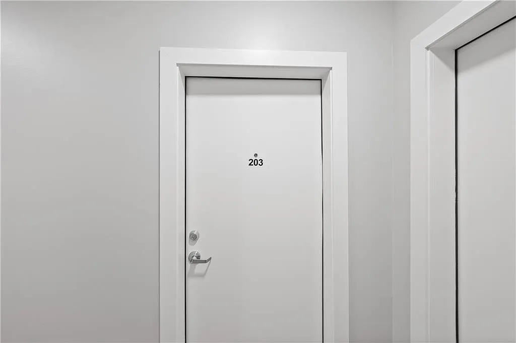 Studio, 1.0 bath, 477 sqft, $1,300 — Photo 2