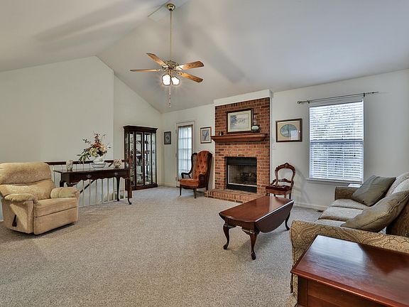 3rd image of 211 Woodfield Cir
