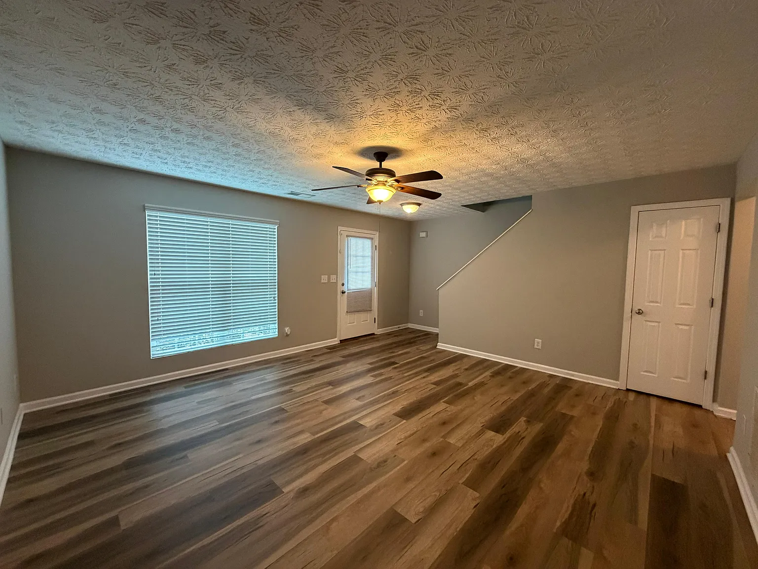 3 bed, 2.5 bath, 1412 sqft, $1,600 — Photo 2