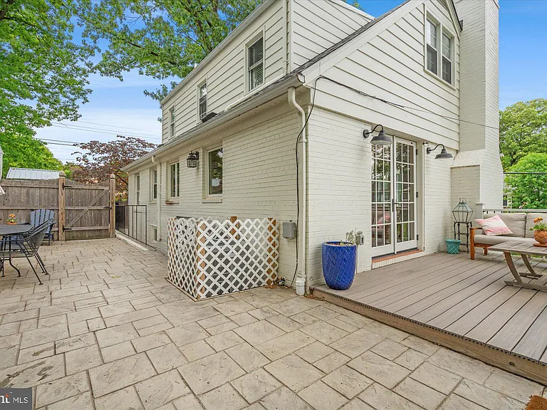 610 Crestwood Dr — Photo 32