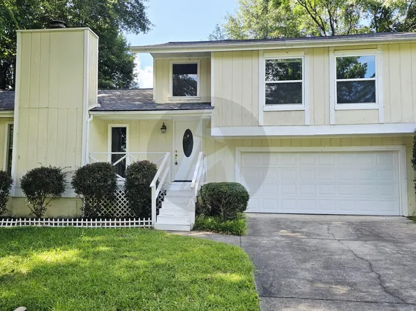 180 Moonshadow Ct, Roswell, GA 30075