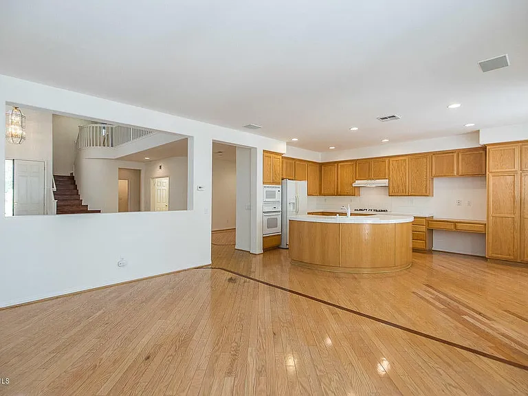 3035 Hollycrest Ave — Photo 4