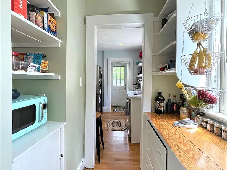 68 Willis Ave — Photo 4