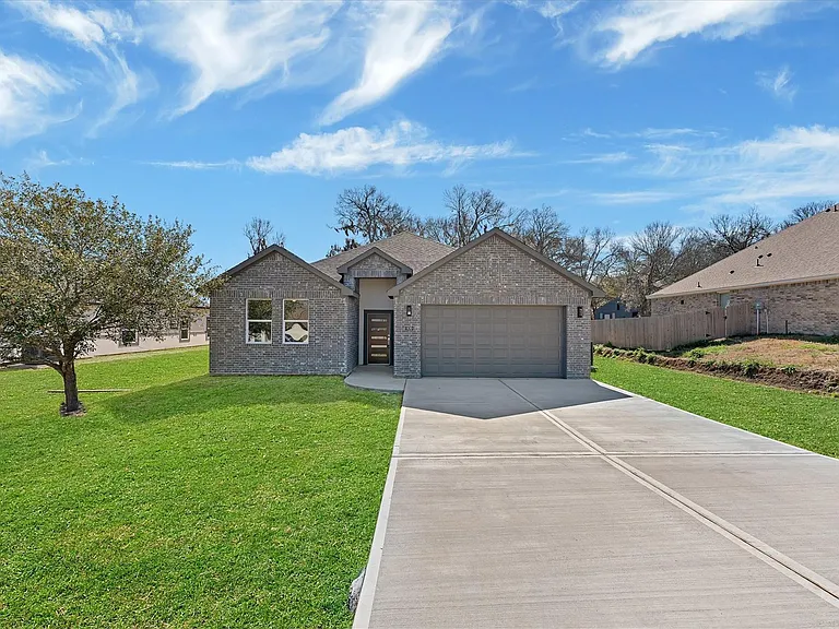 939 Lake View Dr — Photo 2