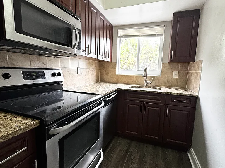 425 NE 7th Ave #8 — Photo 1