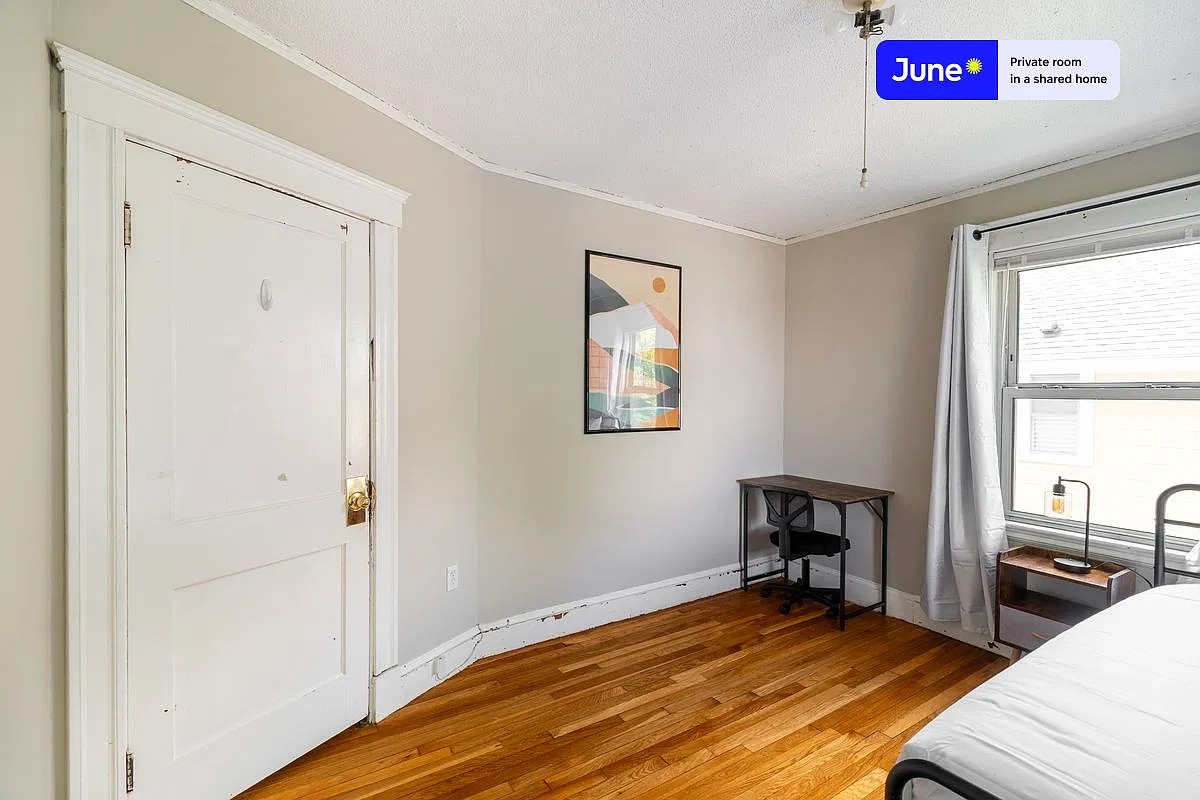 Queen bedroom in 4 bed/1 bath home in Somerville #1890 A — Photo 4