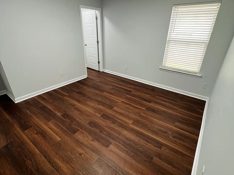1307 Fairlawn Dr — Photo 2