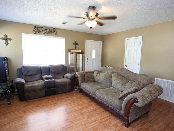 3rd image of 1011 University Dr