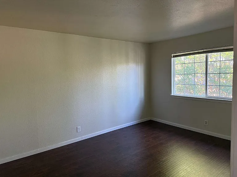 930 Ravenscourt Ave #4 — Photo 6