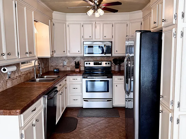 602 Huntington Dr — Photo 3