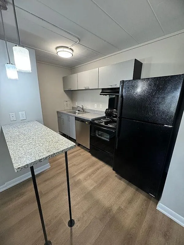 Walnut Manor Apartments — Photo 1