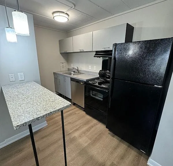Walnut Manor Apartments — Photo 1