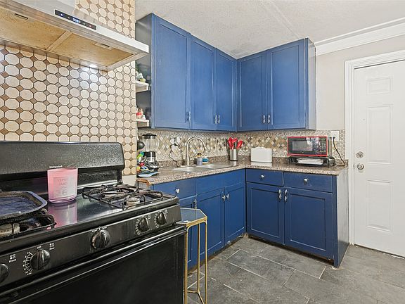 3rd image of 2421 Boyd St