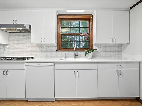 3rd image of 2416 Norwich Ln