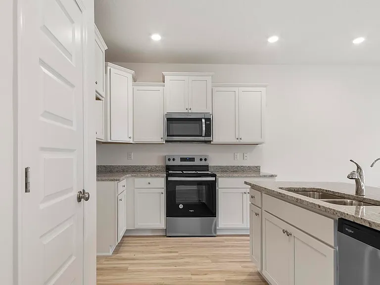 187 Ellery Ln — Photo 2