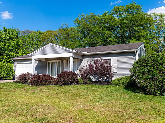 3rd image of 349 Hawthorne Ct E
