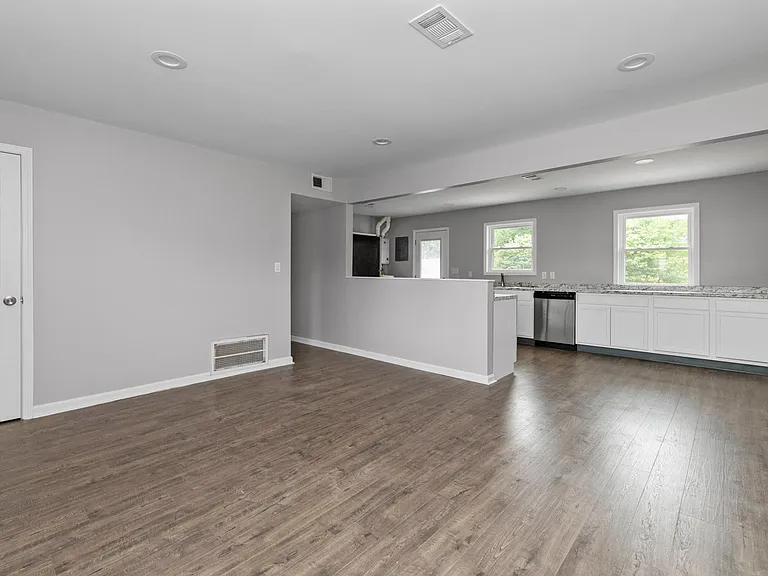 1520 Thames Dr — Photo 4