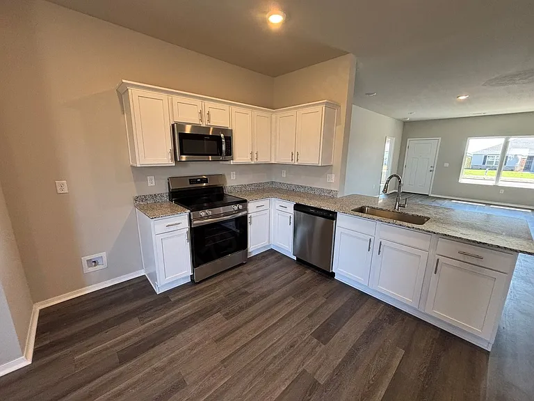 2713 Elliott St — Photo 6