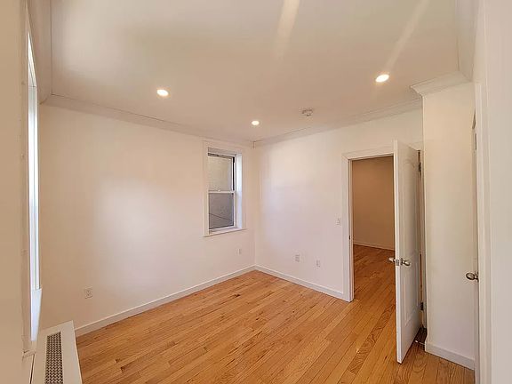 3rd image of 33-60 10th St Floor 1