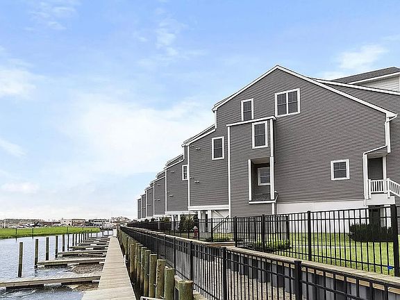 3rd image of 536 Marina Pointe Dr